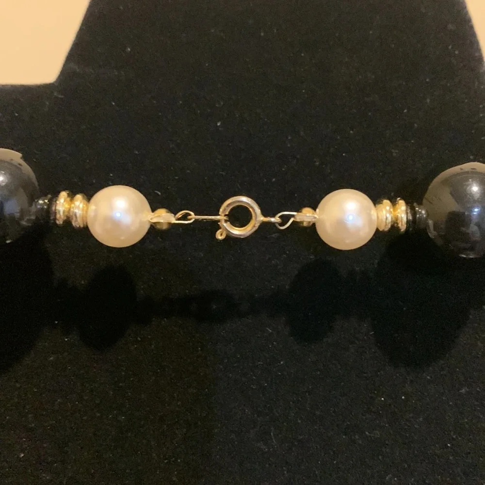 Vintage black/white beaded necklace with spring clasp‎